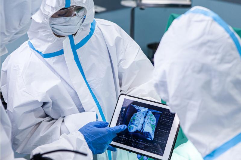 Clinicians reviewing a COVID-19 patient's lung CT that reveals the severity of COVID-caused pneumonia. The impact of COVID on radiology was a major, over arching trend at  the 2020 Radiological Society of North America (RSNA) meeting. Getty Images #RSNA20 #RSNA2020