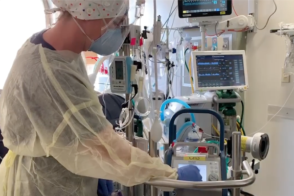 Staff member sets up an ECMO unit for a severely ill COVID-19 patient at Banner Health in Phoenix. A new study shows there is minimal safety risk in transporting patients who need ECMO to a hospital that can provide it as long as PPE requirements and other safety guidelines are met. #COVID19 #SARSCoV2 #ECMO
